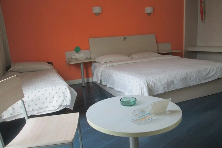 Room 5 of 9