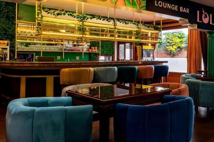 Lounge 44 of 50