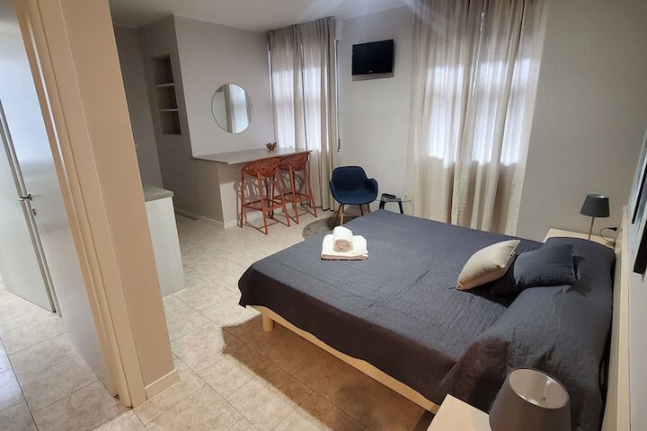 Room 28 of 103