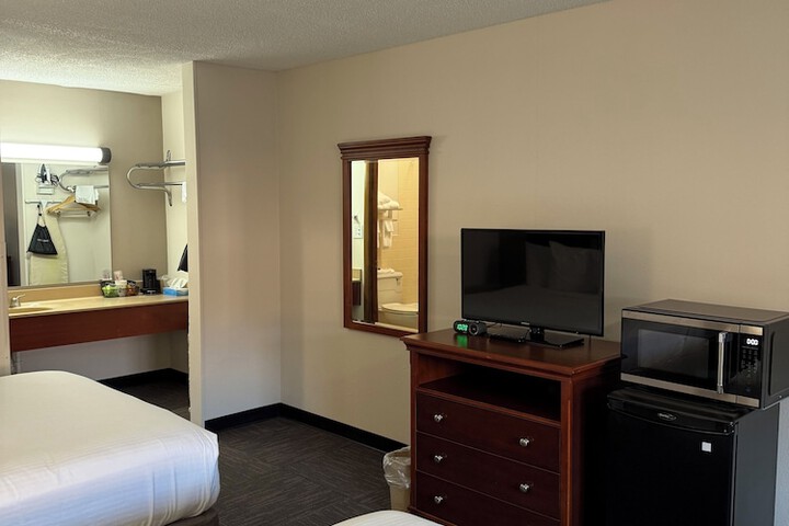 2 Queen Beds (2 of 4)