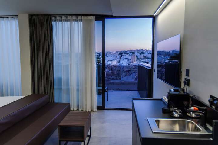 Room 18 of 150