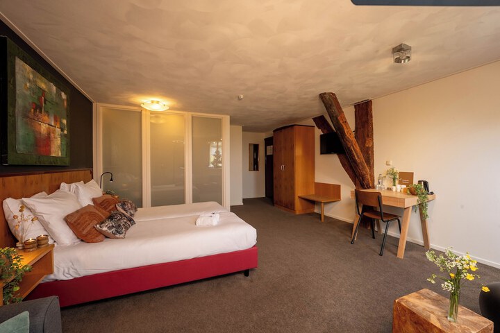 Room 8 of 110