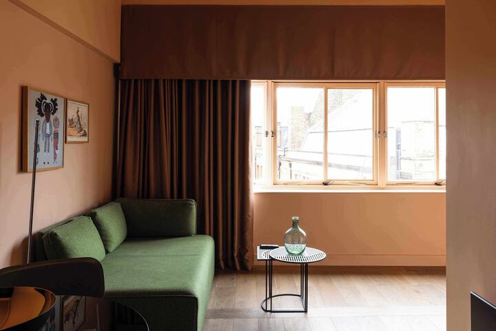 Room 27 of 102