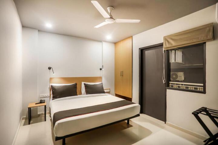 Super Collection O Le Noida Hotel Near Sector 76 Metro Station