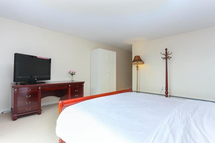Room 4 of 27