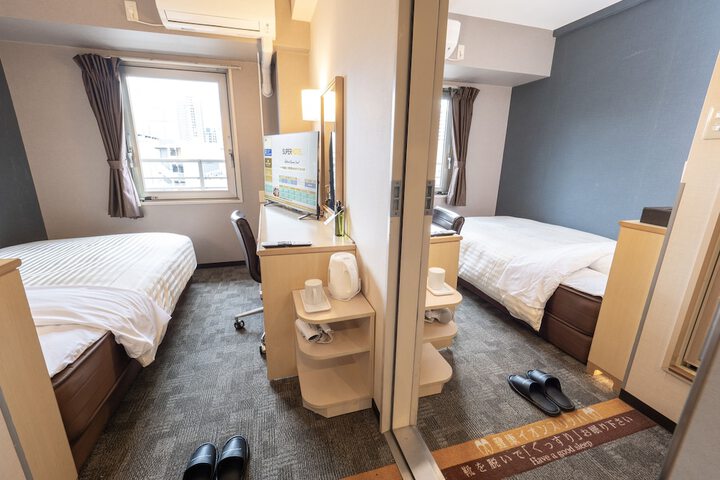 Room 5 of 18