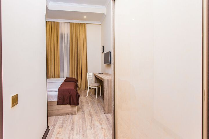 Room 10 of 68