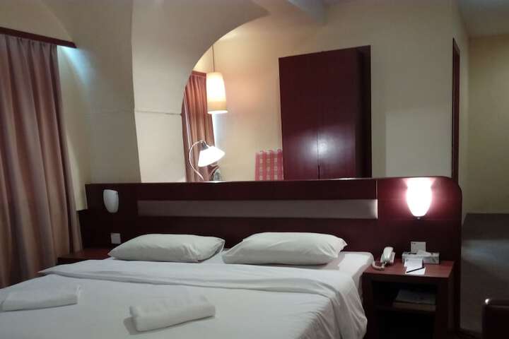Room 4 of 14