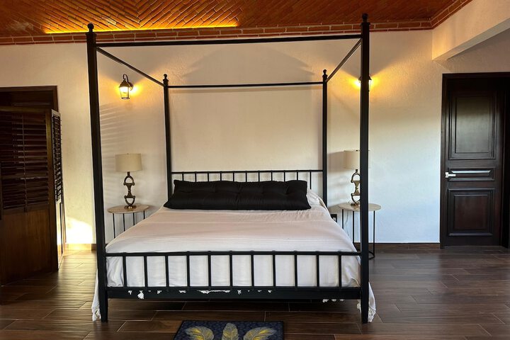 Room 2 of 32