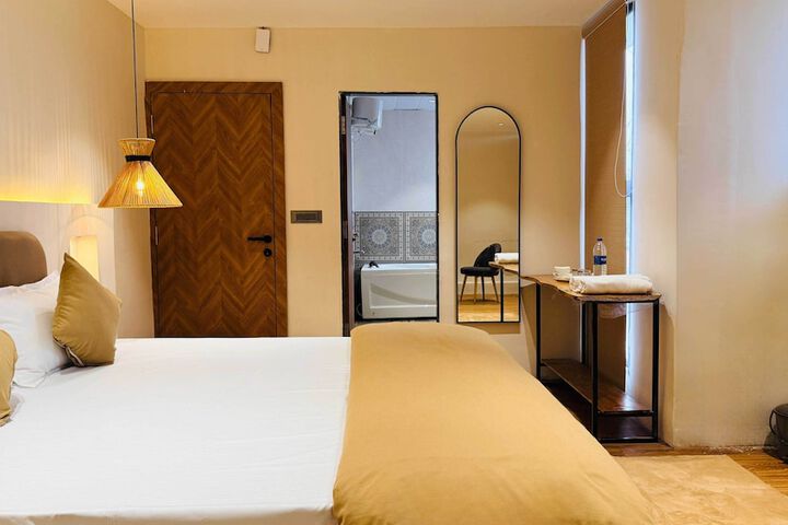 Room 17 of 104