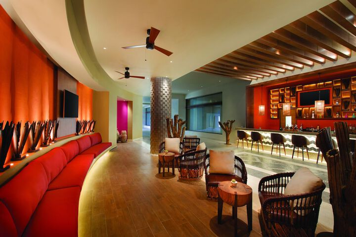 Lounge 246 of 342