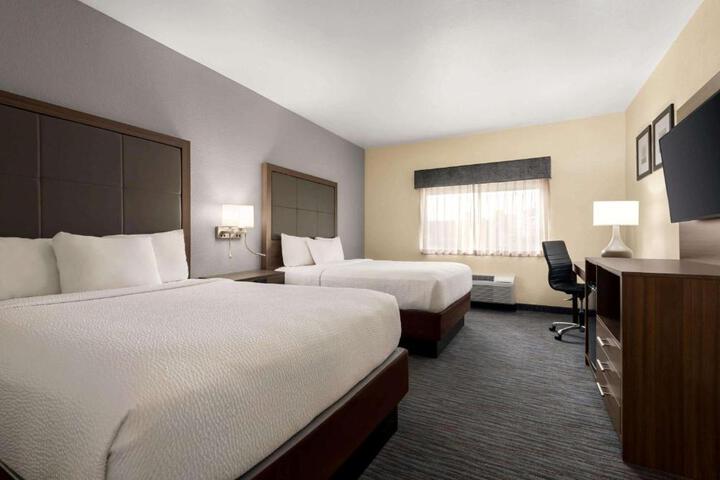 1 Queen Bed (4 of 8)