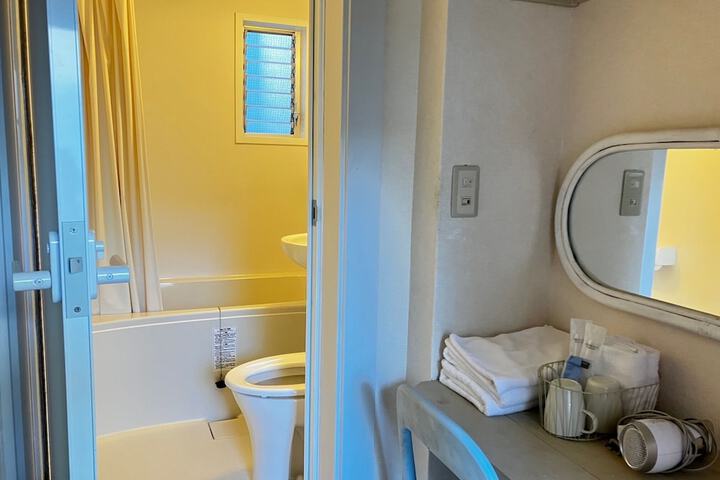 Room 5 of 9