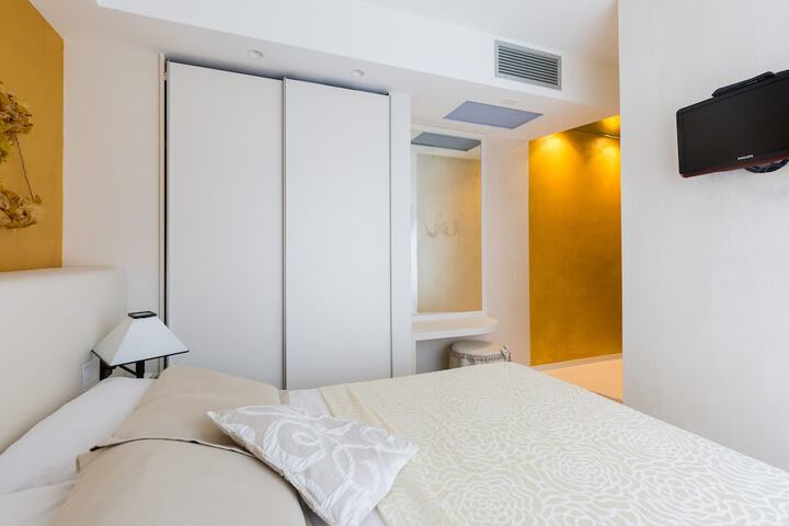 Room 16 of 52