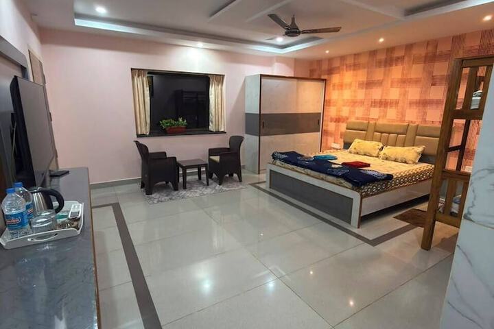Room 5 of 18