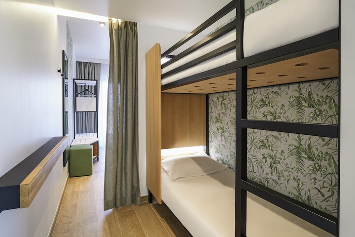Room 15 of 122