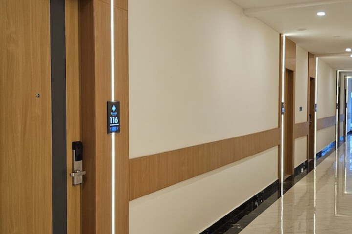 Ballroom/Hall 24 of 33