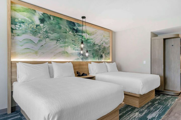 2 Queen Beds Bathtub (6 of 26)
