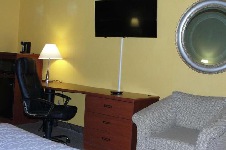 1 King Bed Microwave and Refrigerator WiFi Continental Breakfast (17 of 19)