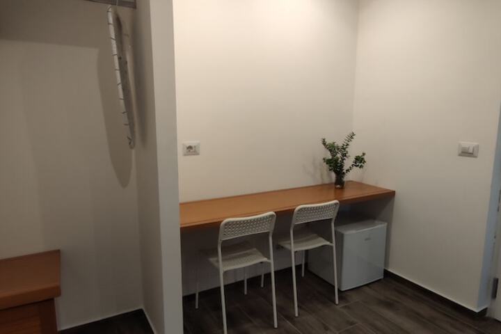 Room 4 of 127