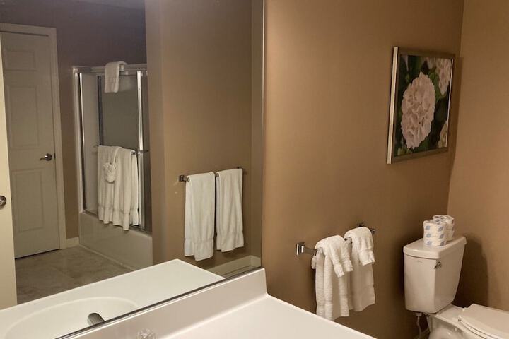 1 Bedroom Suite Queen Bed (24 of 39)