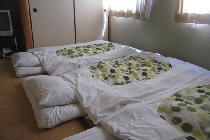 Room 6 of 28