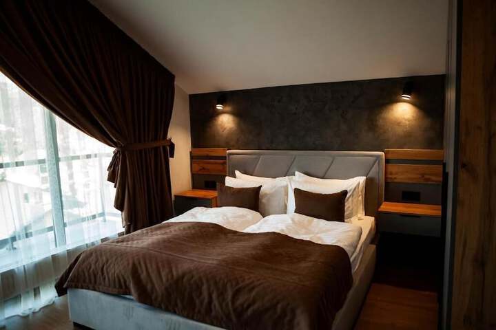 Room 4 of 102