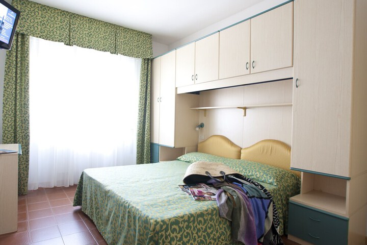 Room 5 of 33