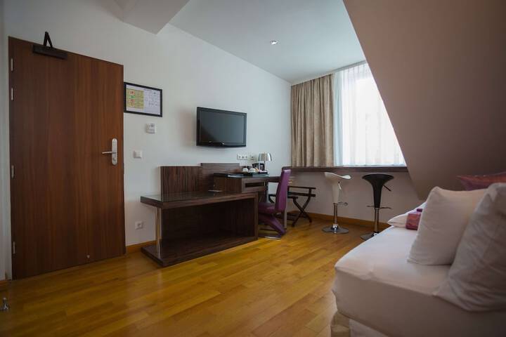 Room 32 of 63