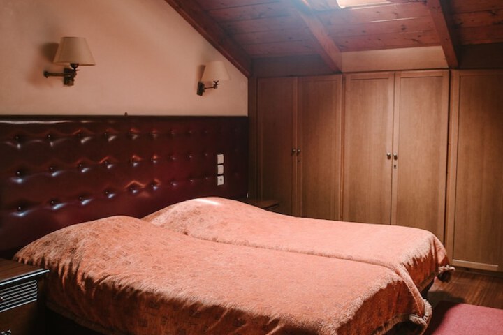 Room 4 of 16
