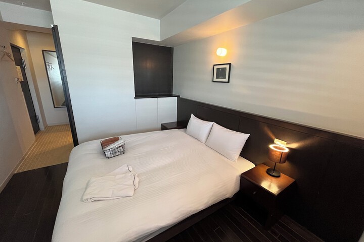 Room 10 of 32