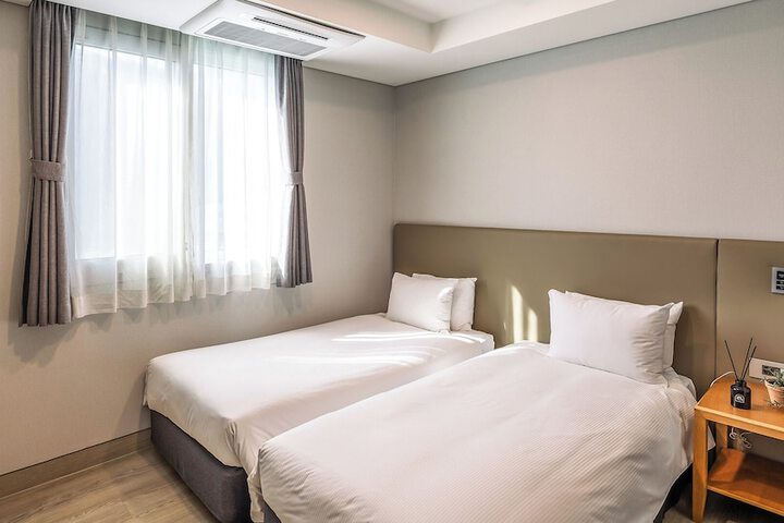 Room 8 of 108