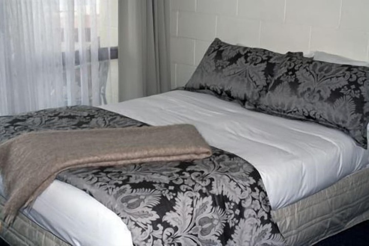 Room 6 of 27