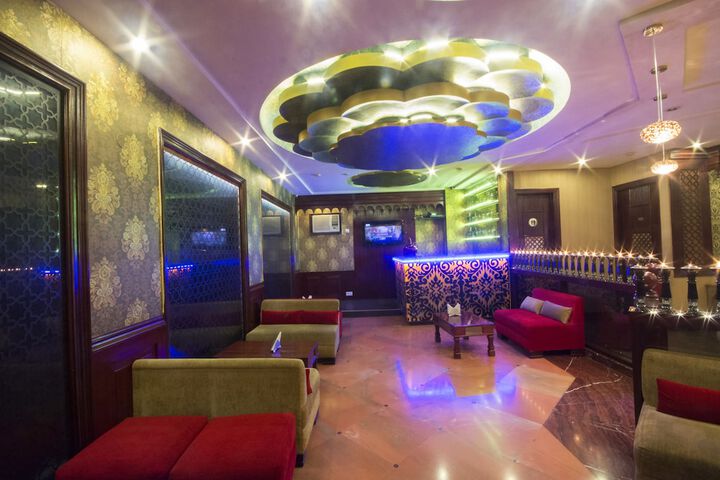 Lounge 27 of 32