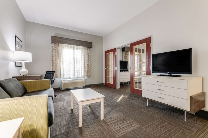 1 King Bed High Speed Internet Accessible Microwave, Refrigerator Full Breakfast (10 of 30)