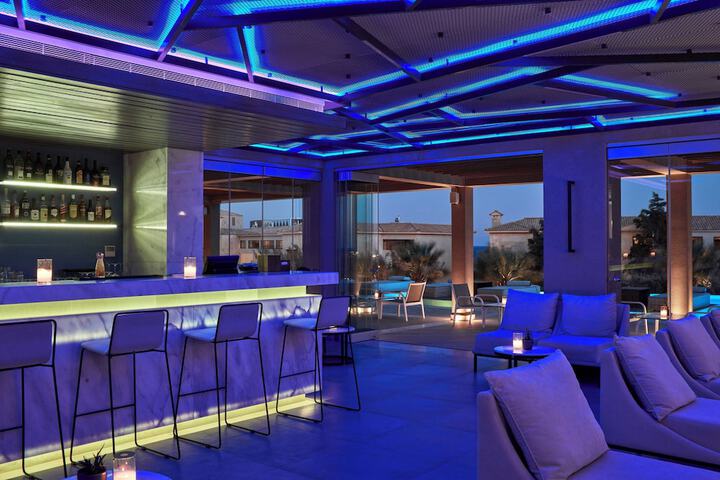 Lounge 142 of 180