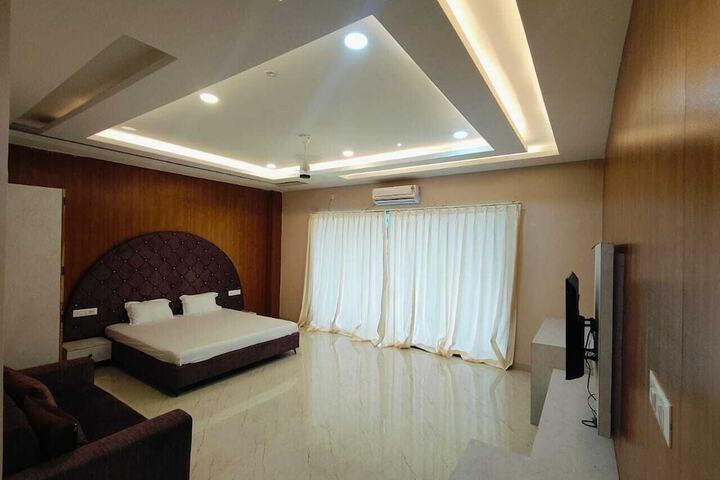Room 4 of 20