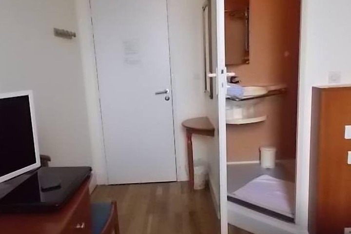 Room 7 of 11