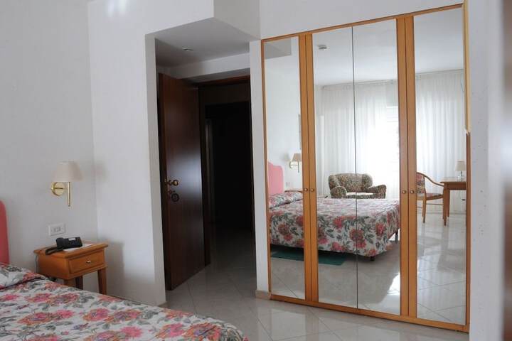 Room 6 of 80