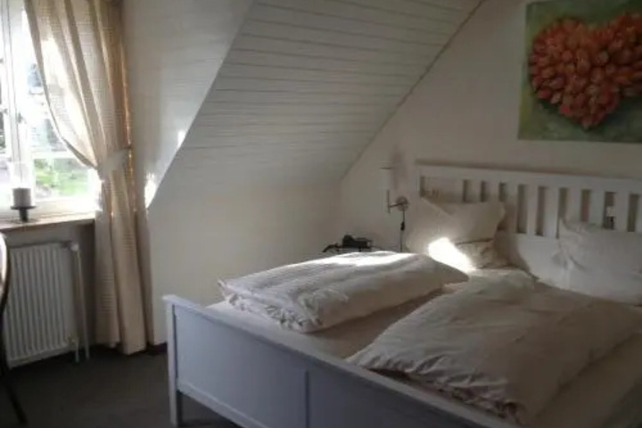 Room 2 of 8