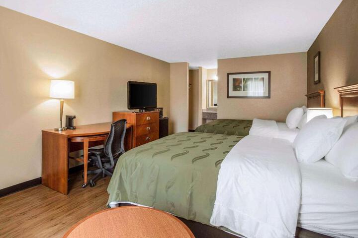 2 Queen Beds (5 of 7)