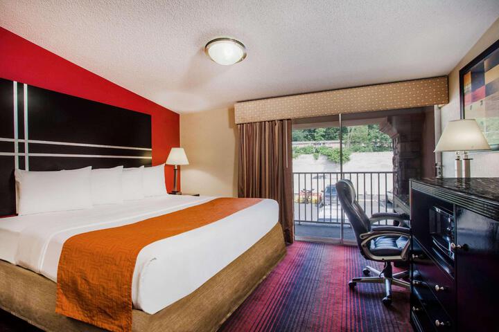 1 King Bed (4 of 11)