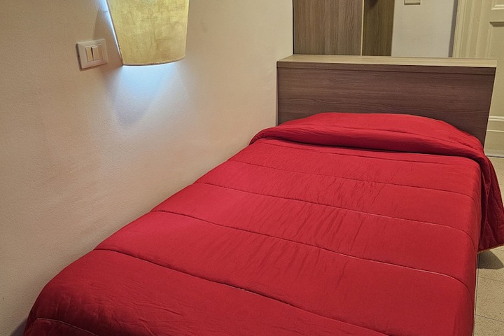 Room 2 of 10