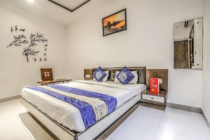Room 4 of 8