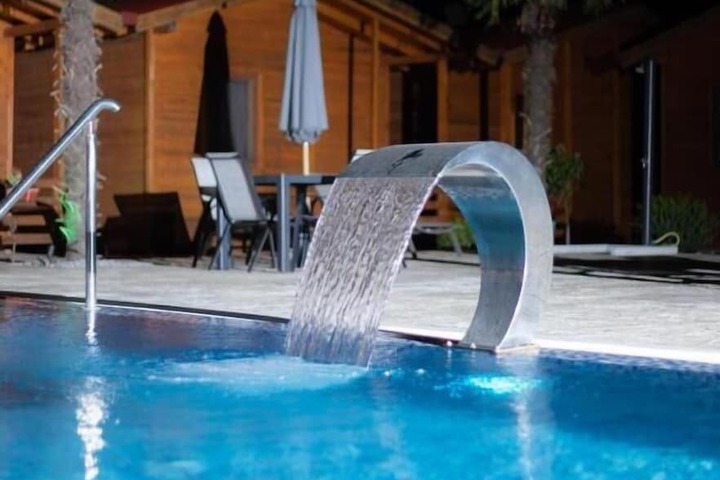 Pool 15 of 40