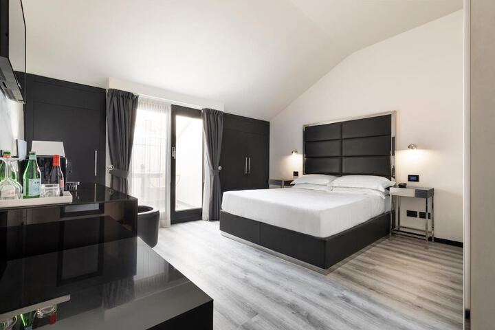 Room 11 of 34