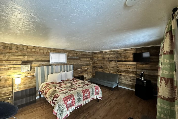 1 Queen Bed (15 of 24)