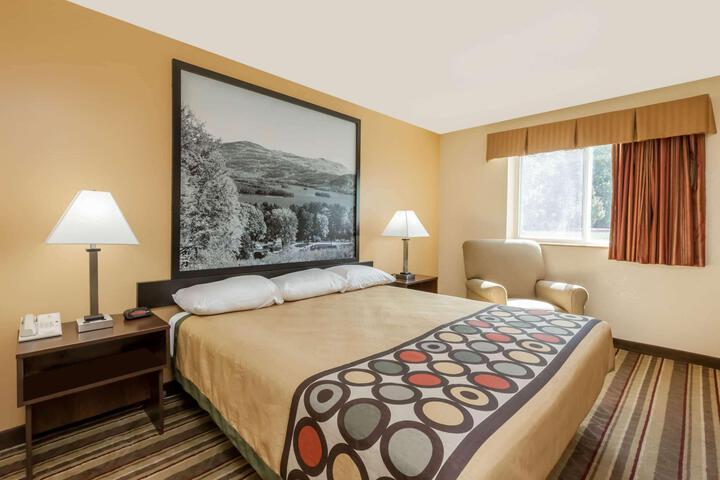 Deluxe King Bed (7 of 11)