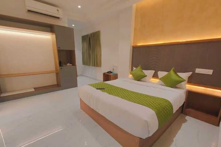 Room 10 of 18