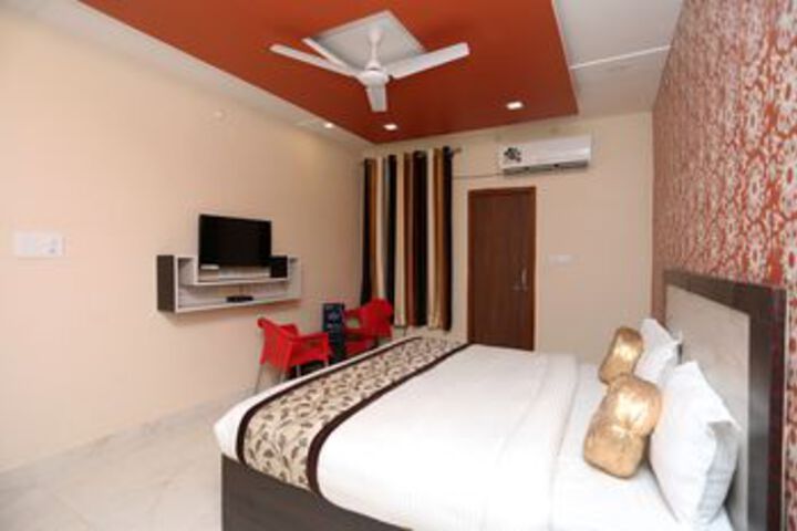 Room 6 of 24